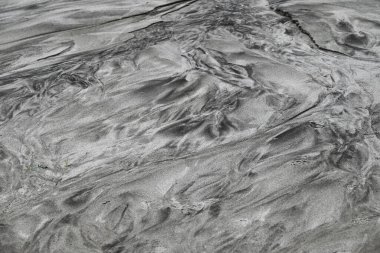 Kumsaldaki kumdan şans eseri yaratılmış soyut bir sanat sahnesi. Doğal güzelliğin arka plan materyali.