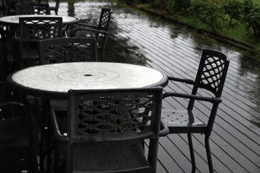 Yağmurlu bir günde manzara. Yağmur mevsimi iç karartıcı olabilir, ama bazı sahneler sadece yılın bu zamanında görülebilir..