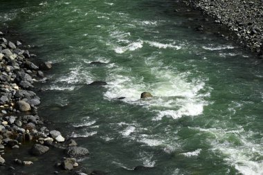  Nehirde su sıçratma sahnesi. Nehir suyunun akışının arka plan materyali.