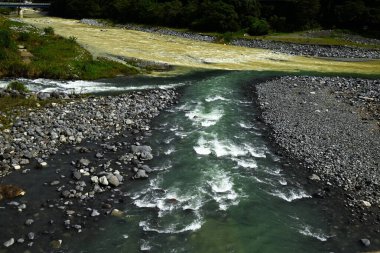  Nehirde su sıçratma sahnesi. Nehir suyunun akışının arka plan materyali.