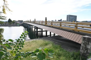  Japon Turizmi. Seta-no-Karahashi Köprüsü. Japonya 'nın en ünlü üç köprüsünden biri Otsu şehrindeki Seta Nehri üzerinde, Shiga Bölgesi..