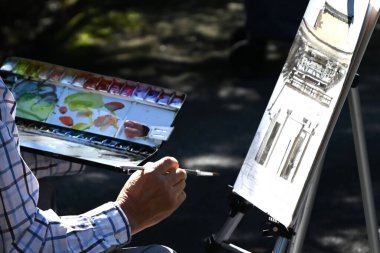 Açık havada resim yapan insanlar. Sanatsal hobi arka plan malzemesi.