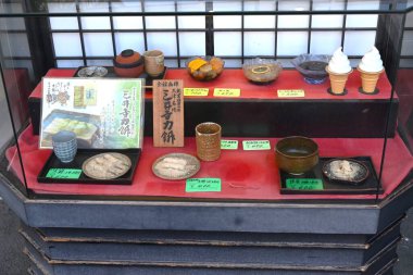 Japon turizmi lezzetli yemekler 'Soba' (karabuğday eriştesi). Soba yerken höpürdetme sesi çıkarmak Japonya 'da kabalık değildir..