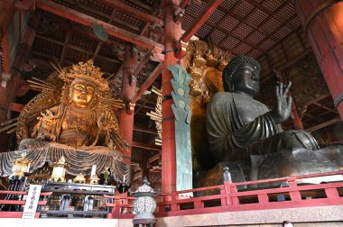 Japonya seyahati. Nara Todaiji Tapınağı Büyük Buda Salonu. Sembolik Büyük Buda 15 metre boyunda ve dünyanın en büyüklerinden biridir..