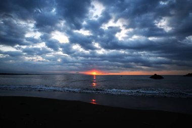 Sahilde gün doğumu manzarası. Doğal güzellik arka plan materyali.