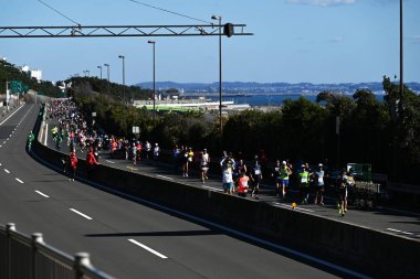  Vatandaşlar Japonya 'da maratonlara katılırlar. Kışın, Japonya 'nın her yerinde maratonlar düzenlenir ve her yaştan insan katılır ve eğlenir..