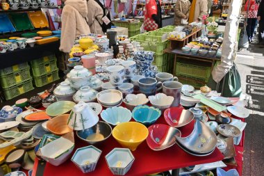 Japon turizmi. Japonya 'daki çömlekçilik fuarının manzarası. Uygulamalı sofra takımı ve sanatsal antika çanak çömlek satın alabilirsiniz..