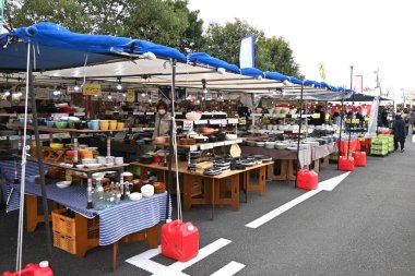 Japon turizmi. Japonya 'daki çömlekçilik fuarının manzarası. Uygulamalı sofra takımı ve sanatsal antika çanak çömlek satın alabilirsiniz..