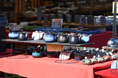 Japon turizmi. Japonya 'daki çömlekçilik fuarının manzarası. Uygulamalı sofra takımı ve sanatsal antika çanak çömlek satın alabilirsiniz..