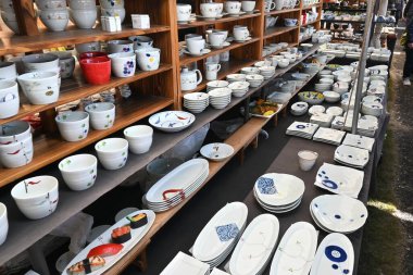 Japon turizmi. Japonya 'daki çömlekçilik fuarının manzarası. Uygulamalı sofra takımı ve sanatsal antika çanak çömlek satın alabilirsiniz..