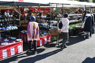 Japon turizmi. Japonya 'daki çömlekçilik fuarının manzarası. Uygulamalı sofra takımı ve sanatsal antika çanak çömlek satın alabilirsiniz..