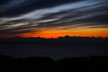  Şafaktan önceki sihirli saatin fantastik bir sahnesi. Güzel bir doğa olayının arka plan materyali..