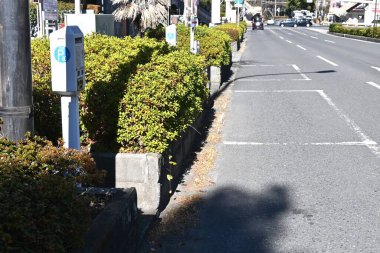 Japonya 'da arabalar için ödenmiş bir otopark sahnesi. Otopark otomatik kapı sistemi..
