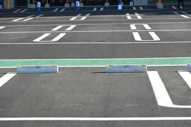 Japonya 'da arabalar için ödenmiş bir otopark sahnesi. Otopark otomatik kapı sistemi..