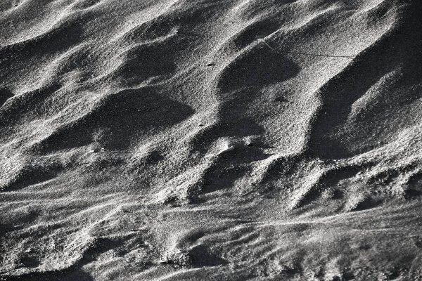 На песчаном пляже следы рябь (рябь ветра). Сильные ветра создают прекрасные художественные узоры на песке.