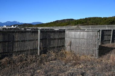 Japonya 'da kumlu bir plaja bambudan yapılmış kum çitleri. Kum çitlerinin amacı, kumun havaya uçmasının yol açtığı çökeltileri önlemek..