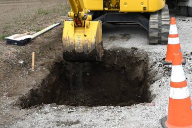 Kanalizasyon boru tesisatı çalışıyor. Kanalizasyonlar atık suyu arıtarak ve sağanak yağmurlardan zarar görmesine engel olarak güvenli ve rahat bir yaşamı destekliyor..