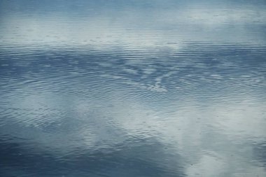 Nehir suyunun yarattığı su yüzeyinin güzel doğal bir görüntüsü. Doğal manzaranın grafiksel materyali.