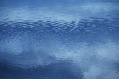 Nehir suyunun yarattığı su yüzeyinin güzel doğal bir görüntüsü. Doğal manzaranın grafiksel materyali.