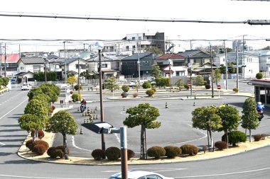 Japonya 'da bir sürücü kursunun sahnesi. Sürücü kursları, araba veya motosiklet ehliyeti almak için gerekli bilgi ve becerileri öğreten tesislerdir..