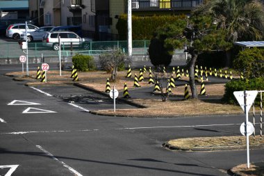 Japonya 'da bir sürücü kursunun sahnesi. Sürücü kursları, araba veya motosiklet ehliyeti almak için gerekli bilgi ve becerileri öğreten tesislerdir..