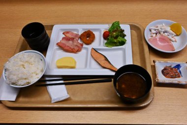  Japon pirinç kültürü. Pirinç Japonların temel gıdasıdır. Ancak sıcak hava dalgaları üretimde bir düşüşe neden oldu ve bu da artan fiyatlara ve pirinç sıkıntısına yol açtı..