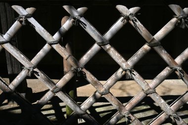  Japon geleneksel bambu çiti 'Koetsu-ji tapınağı tarzı çit'. Bambudaki boşlukların arkasını görebilirsiniz, ve onun güzel kıvrımları Japon bahçesiyle karışıyor..