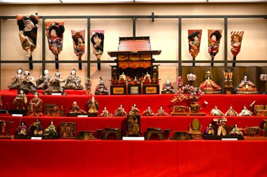 Japon Bebek Festivali 'nde Bahar Turizmi (Hinamatsuri). 3 Mart 'ta, kızlı aileler büyümeleri ve mutlulukları için evlerini oyuncak bebeklerle süslediler..