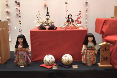 Japon Bebek Festivali 'nde Bahar Turizmi (Hinamatsuri). 3 Mart 'ta, kızlı aileler büyümeleri ve mutlulukları için evlerini oyuncak bebeklerle süslediler..