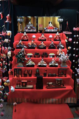 Japon Bebek Festivali 'nde Bahar Turizmi (Hinamatsuri). 3 Mart 'ta, kızlı aileler büyümeleri ve mutlulukları için evlerini oyuncak bebeklerle süslediler..