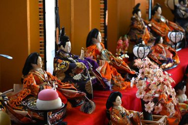 Japon Bebek Festivali 'nde Bahar Turizmi (Hinamatsuri). 3 Mart 'ta, kızlı aileler büyümeleri ve mutlulukları için evlerini oyuncak bebeklerle süslediler..