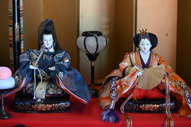 Japon Bebek Festivali 'nde Bahar Turizmi (Hinamatsuri). 3 Mart 'ta, kızlı aileler büyümeleri ve mutlulukları için evlerini oyuncak bebeklerle süslediler..