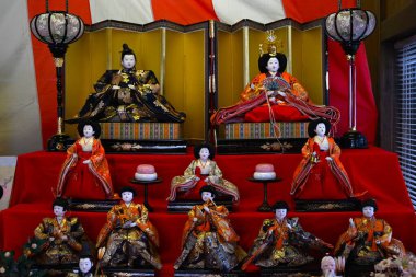 Japon Bebek Festivali 'nde Bahar Turizmi (Hinamatsuri). 3 Mart 'ta, kızlı aileler büyümeleri ve mutlulukları için evlerini oyuncak bebeklerle süslediler..