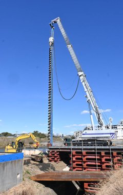 Nehir kıyısında bir inşaat alanı. Çevre koruma ve bakımı için arka plan materyali.