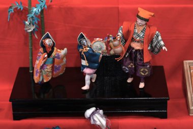 Japon Turizmi - Hinamatsuri (Bebek Festivali). Kızların büyümesi ve mutluluğu için dua eden Hinamatsuri 'de çeşitli Hina bebekleri sergileniyor..