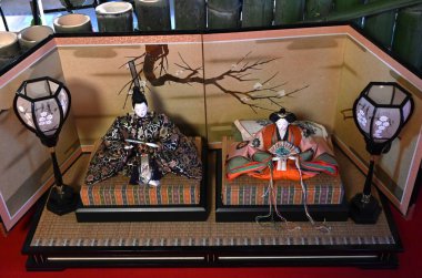 Japon Turizmi - Hinamatsuri (Bebek Festivali). Kızların büyümesi ve mutluluğu için dua eden Hinamatsuri 'de çeşitli Hina bebekleri sergileniyor..