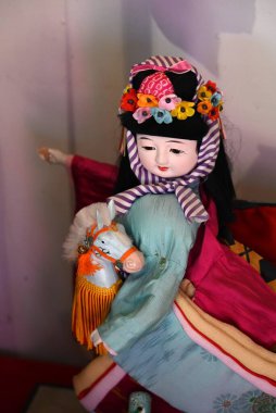 Japon Turizmi - Hinamatsuri (Bebek Festivali). Kızların büyümesi ve mutluluğu için dua eden Hinamatsuri 'de çeşitli Hina bebekleri sergileniyor..