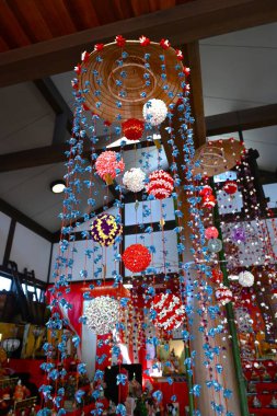 Japon Turizmi - Hinamatsuri (Bebek Festivali). Kızların büyümesi ve mutluluğu için dua eden Hinamatsuri 'de çeşitli Hina bebekleri sergileniyor..