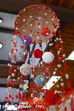 Japon Turizmi - Hinamatsuri (Bebek Festivali). Kızların büyümesi ve mutluluğu için dua eden Hinamatsuri 'de çeşitli Hina bebekleri sergileniyor..