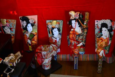 Japon Turizmi - Hinamatsuri (Bebek Festivali). Kızların büyümesi ve mutluluğu için dua eden Hinamatsuri 'de çeşitli Hina bebekleri sergileniyor..