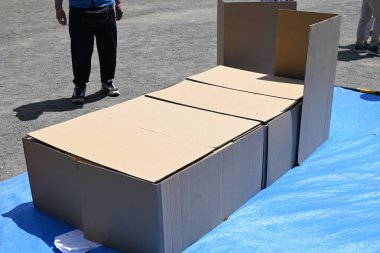 Felaket önleme tatbikatı. Tahliye barınakları için karton yatak monte ediyoruz. Tahliye sığınağının zemini sert ve soğuk, bu yüzden bu yatak iyi bir uyku çekebilmenizi sağlıyor..