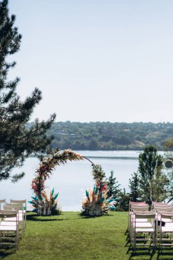 Düğün yeri oturma. Düğün konukları için sandalyeler.