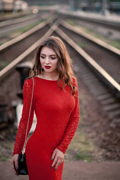 Portret Piękna Młoda Kobieta Długiej Czerwonej Sukience Stoi Pobliżu Kolei — Zdjęcie stockowe