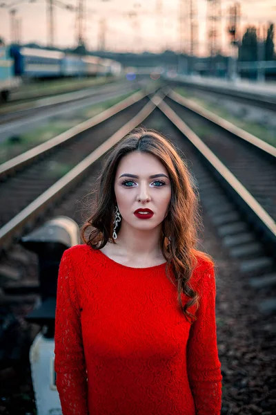 Портрет Красива Молода Жінка Довгій Червоній Сукні Стоїть Біля Залізниці — стокове фото
