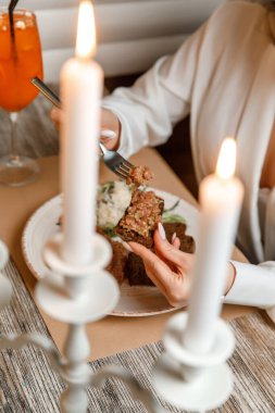 Yakın plan kadın elleri ekmekle tartar serpiştiriyor..