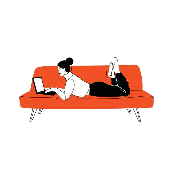 女の子は家でソファに座っている ソファの上にラップトップを持つ女性 フリーランスや勉強の概念 女性の文字は ラップトップを使用してオンラインでチャット 休憩や冷却 — ストックベクタ