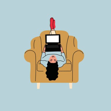 Evdeki kanepede oturan kız. Kanepede dizüstü bilgisayarı olan kadın. Serbest çalışmak ya da konsept çalışmak. Kadın karakter, çevrimiçi sohbet, dizüstü bilgisayar kullanarak, dinlenerek veya dinlenerek