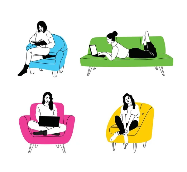 女孩们坐在扶手椅上 沙发在家里 带着笔记本电脑 手机和书籍的女人坐在椅子 沙发上 自由职业或学习概念 女性角色 使用笔记本电脑在网上聊天 — 图库矢量图片