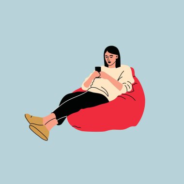 Kanepede oturan kadın akıllı telefonu elinde tutuyordu. Sıradan bir kadın cep telefonuyla sosyal medyayı karıştırıyor. Kanepedeki kız sohbet etmek ve internette sörf yapmak için telefon kullanıyor.