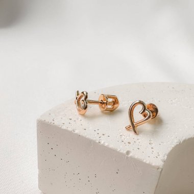 Pembe altın küpeler, kalp şeklinde altın küpeler..